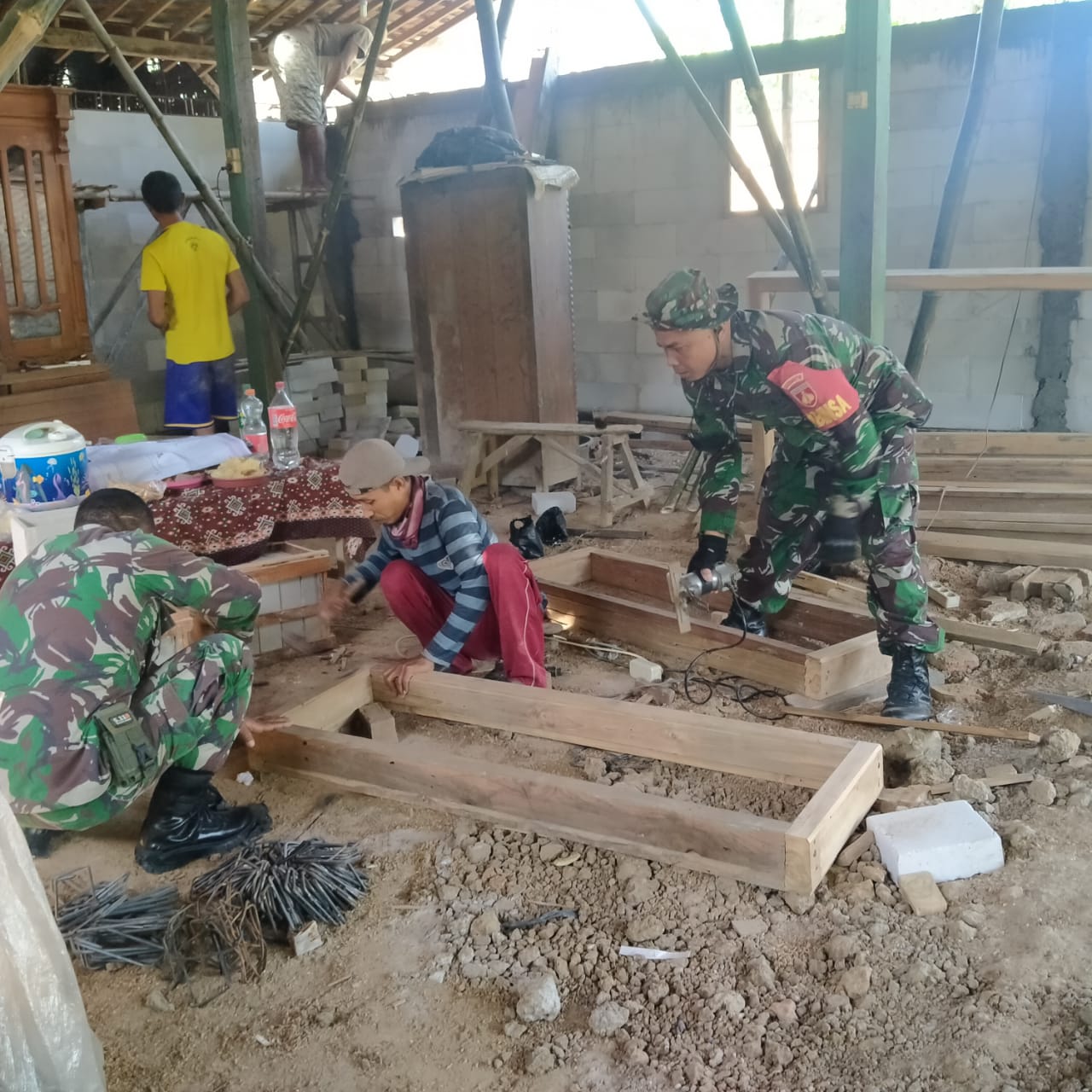 Dengan Adanya Tim satgas TMMD, Tukang Kayu Merasa Sangat Terbantu Dalam Pekerjaan