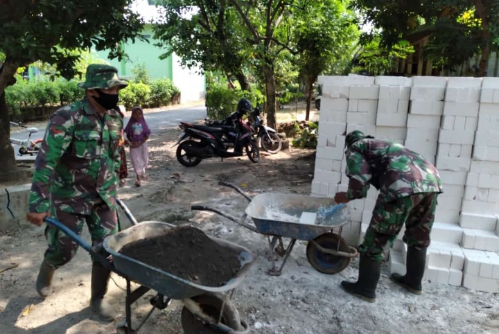 Satgas TMMD Reguler Ke-111 Kodim 0718/Pati Semangat Angkat Material Bedah Rumah