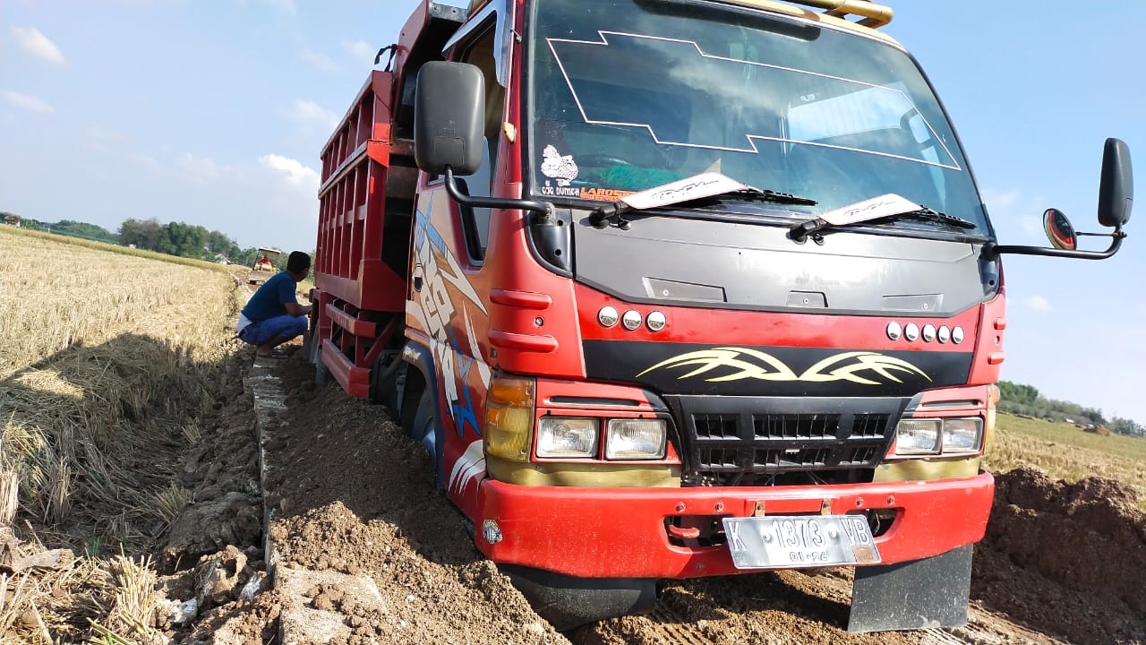 Dua hari Diguyur Hujan, Ahirnya Truk Matrial menjadi Korban