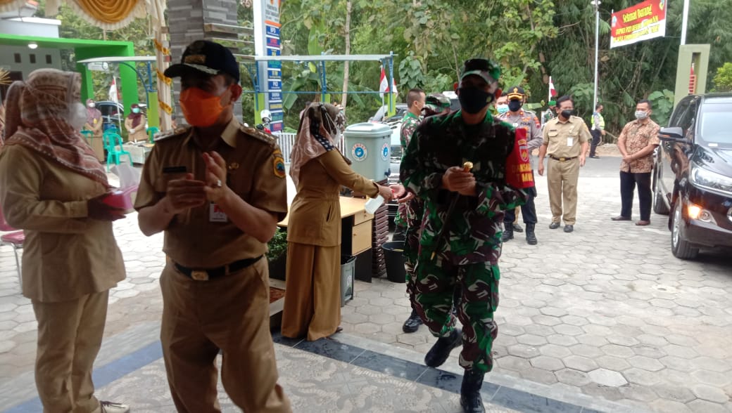 Dandim Pati Terkesan Dengan Gedsung Balai Desa Tamansari Yang Artistik Dandim Pati Terkesan Dengan Gedsung Balai Desa Tamansari Yang Artistik