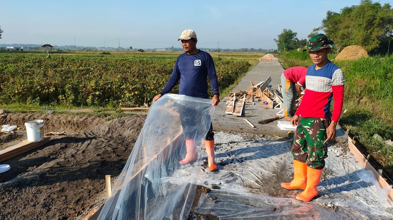 Fungsi Plastik Cor dalam Pengecoran Jalan Betonisasi, TMMD Desa Tamansari Fungsi Plastik Cor dalam Pengecoran Jalan Betonisasi, TMMD Desa Tamansari