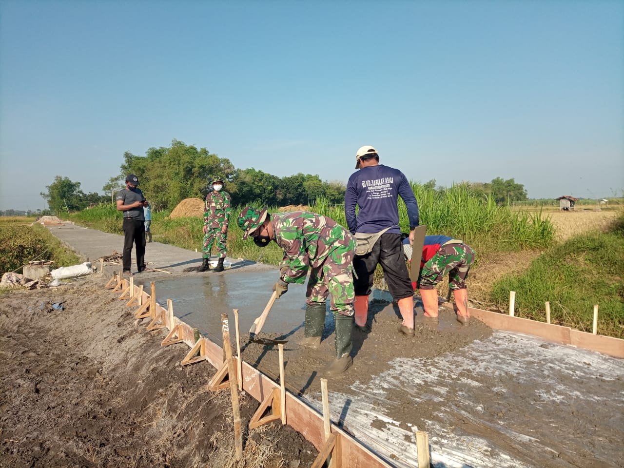 Proses Pengecoran Jalan Desa Tamansari di Program TMMD Reguler Ke-111 TA. 2021 Proses Pengecoran Jalan Desa Tamansari di Program TMMD Reguler Ke-111 TA. 2021