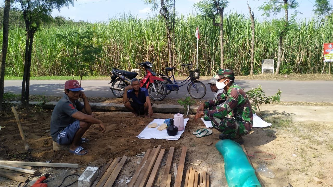 Santai, Komsos Menemani Warga Setempat Di TMMD Santai, Komsos Menemani Warga Setempat Di TMMD