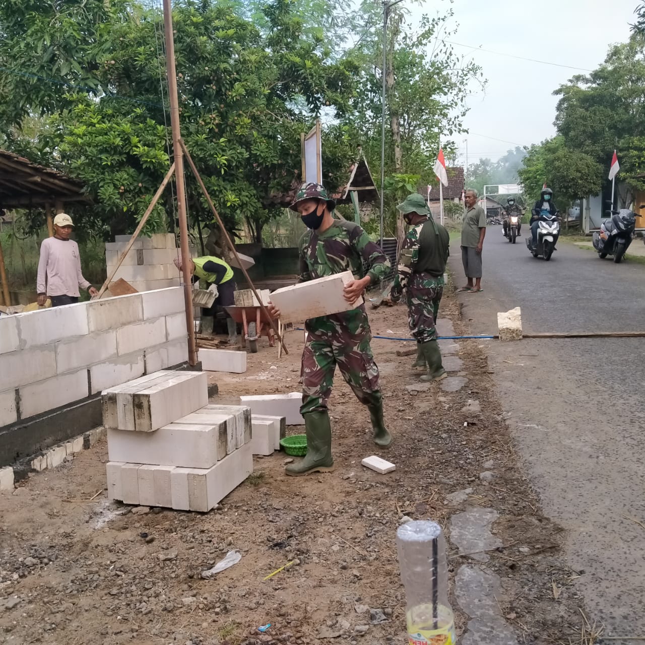 Anggota Satgas TMMD Di Desa Tamansari Bantu Langsir Bata Hebel Untuk pembangunan Rumah Warga