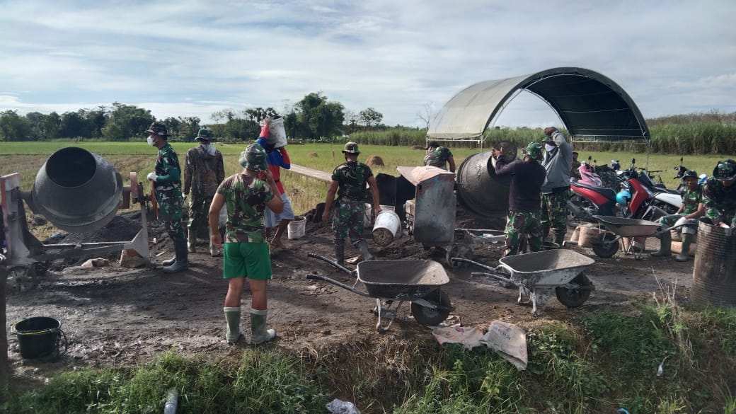 Diguyur Hujan Deras, Satgas TMMD Tak Kurangi Semangat