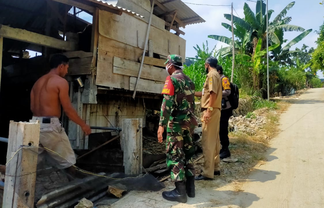 Babinsa Tamansari Cek Kebersihan Lingkungan Warga