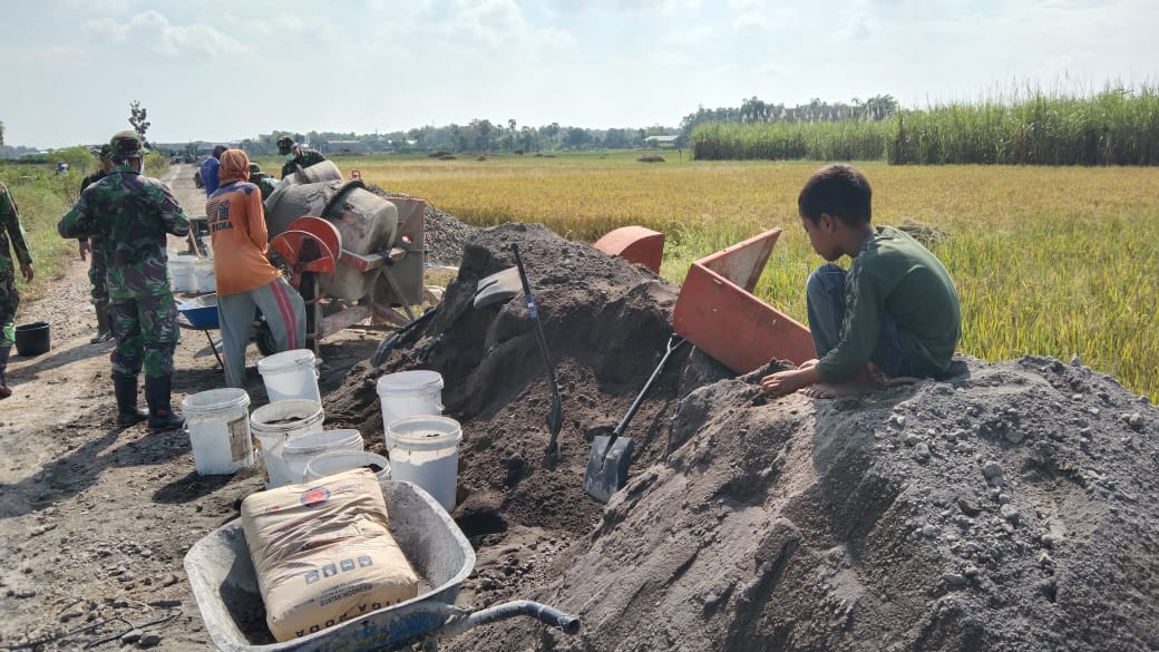 Suasana Anak-anak Bermain Di Lokasi TMMD