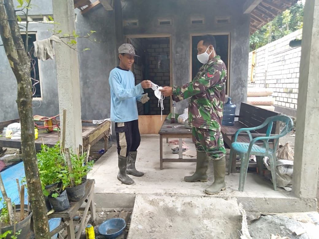 Satgas TMMD Dan Warga Tetap Menggunakan Masker Bekerja Di Lokasi Sasaran