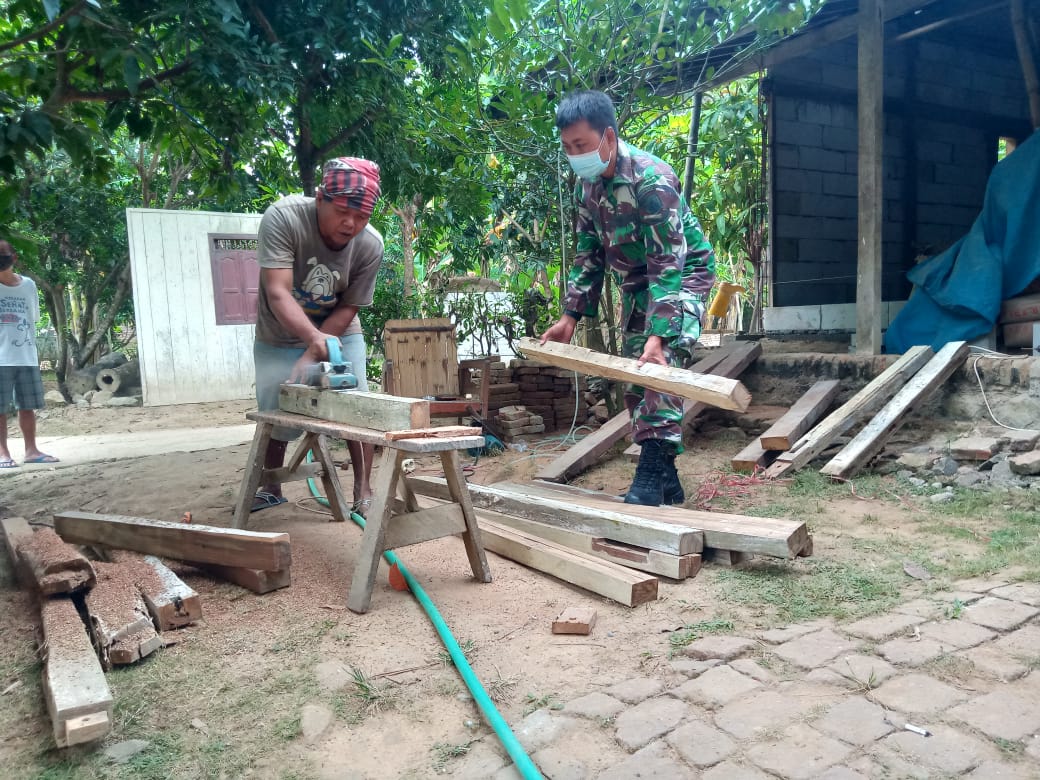 Serda Sukarji Berjibaku Dengan Pertukanagn Kayu Di Rehab RTLH