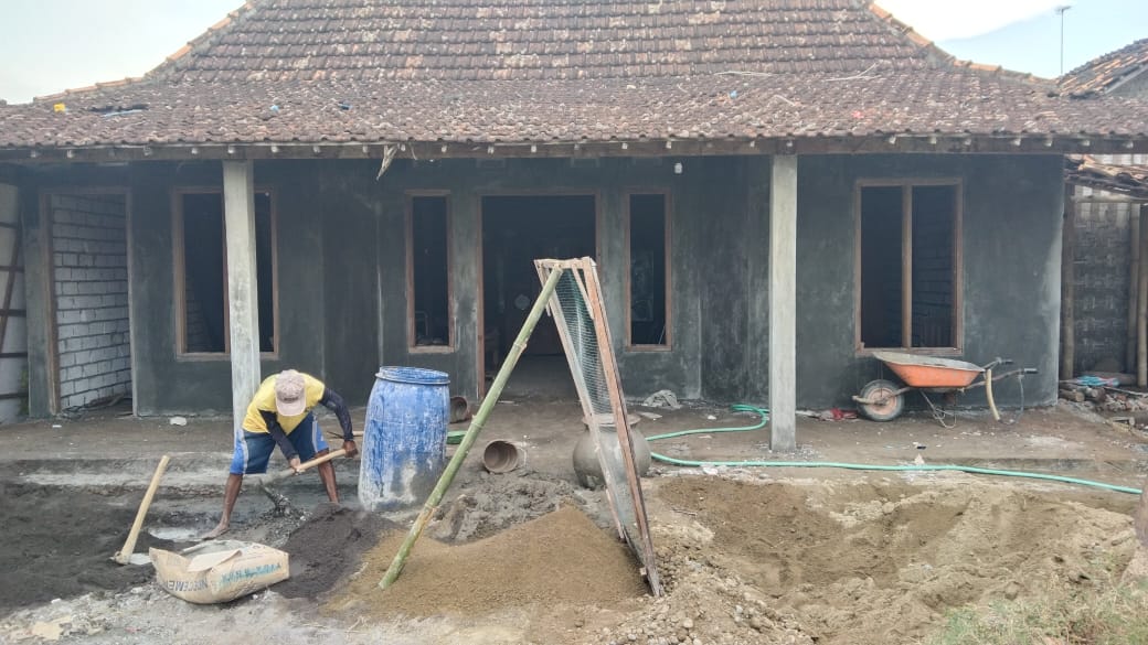 Pengerjaan Rumah Tidak Layak Huni Milik Sutiah Sudah 70 persern Pengerjaan Rumah Tidak Layak Huni Milik Sutiah Sudah 70 persern