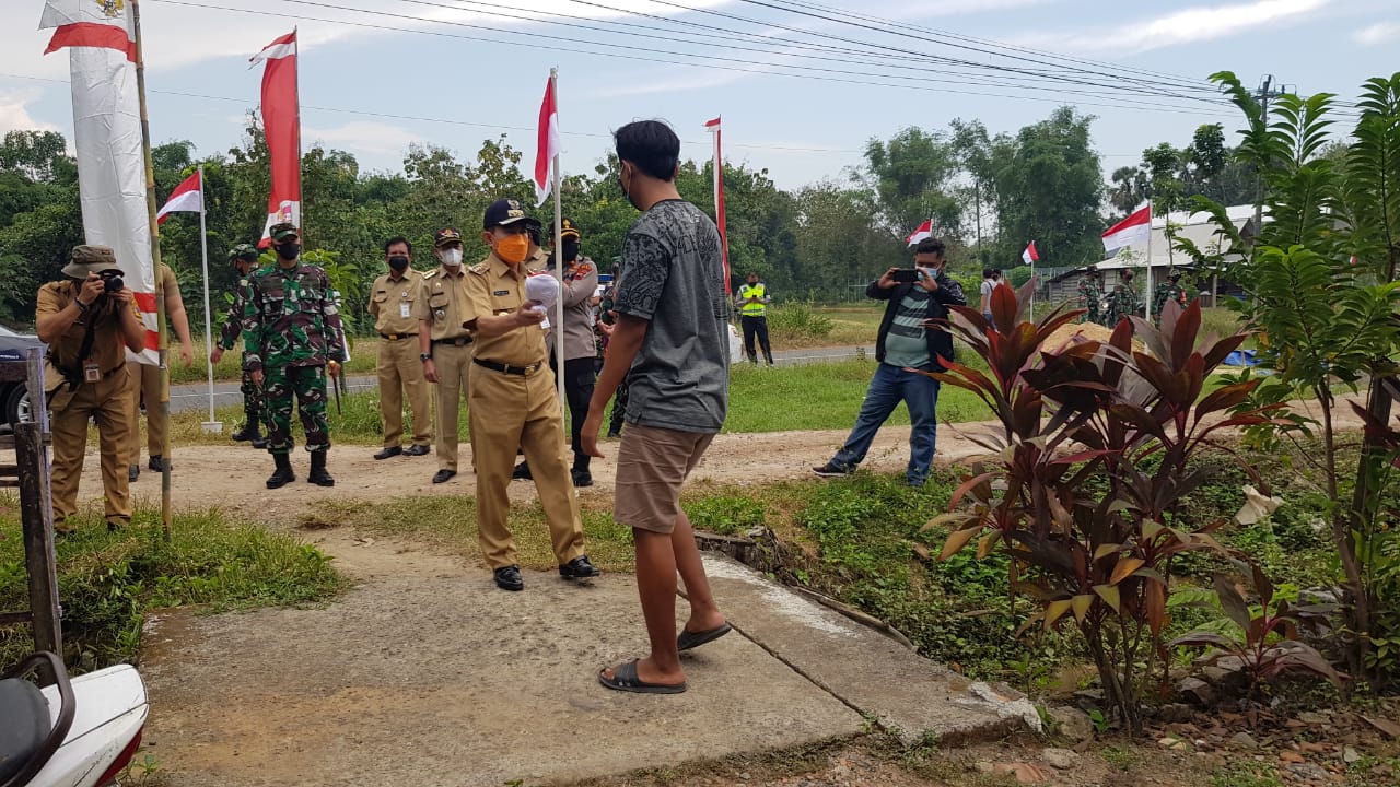 Bupati Pati Bagikan Masker Saat Tinjau Lokasi TMMD