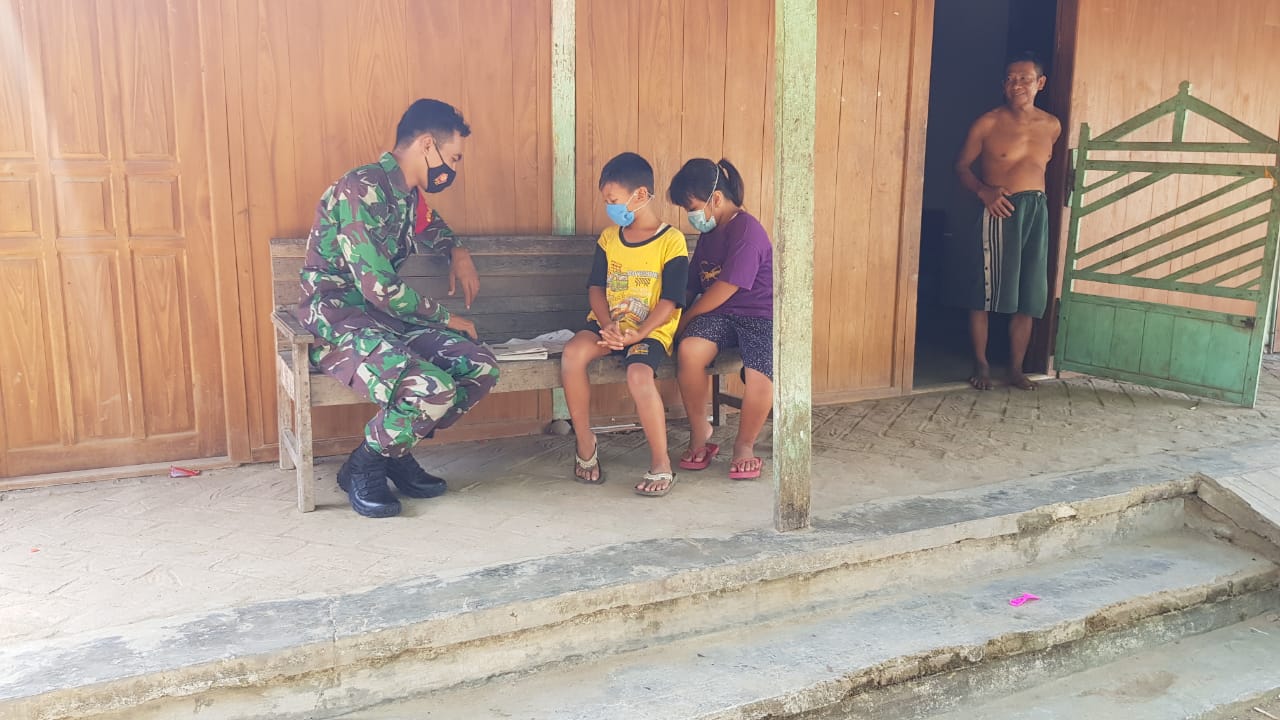 Keceriaan Anak-anak Main Bersama Babinsa Keceriaan Anak-anak Main Bersama Babinsa