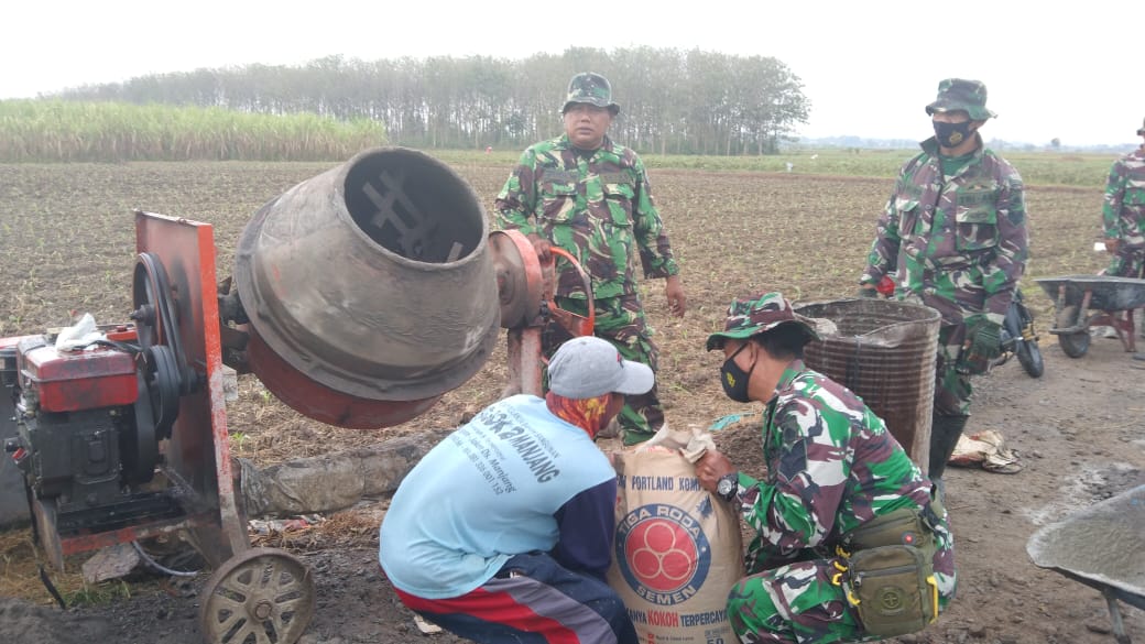 Dengan Sigap TNI  Memasukan Material Ke Molen