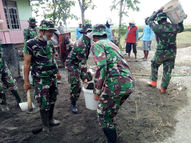 Berat Sama Dipikul Ringan Sama Dijinjing yang Dikejakan Anggota Satgas TMMD 111