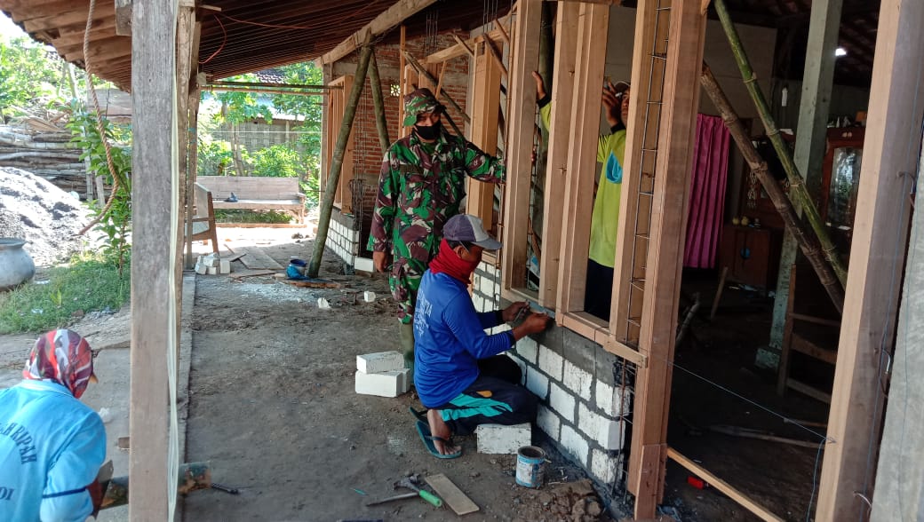 TNI Pasang Kusen Pintu dan Jendela Rumah Warga Tamansari