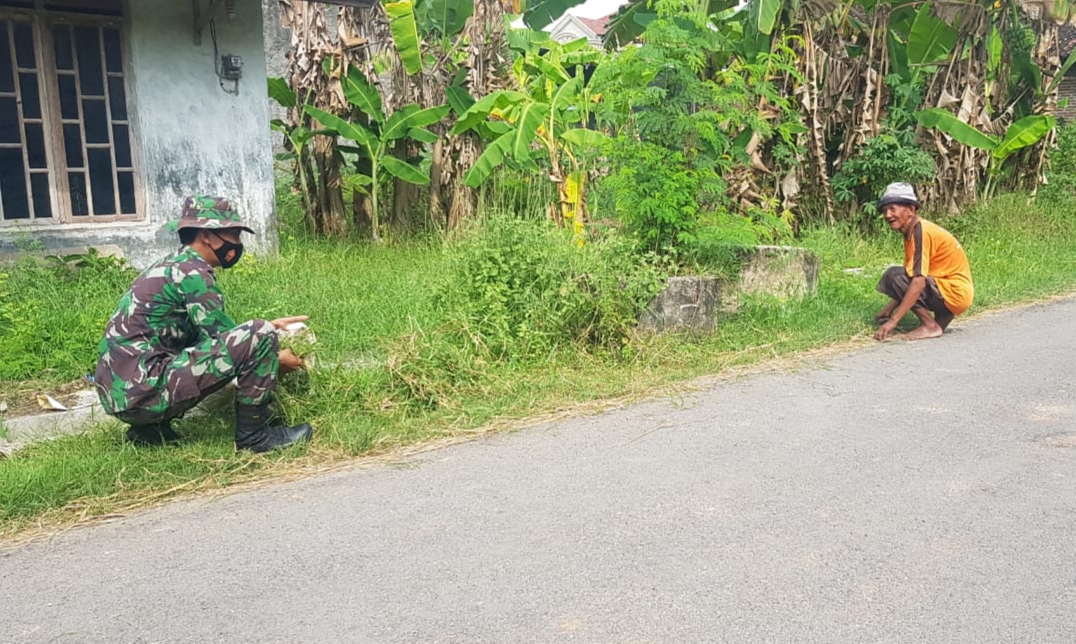 Suparman Menyadari Sedang Dibantu TNI Satgas TMMD