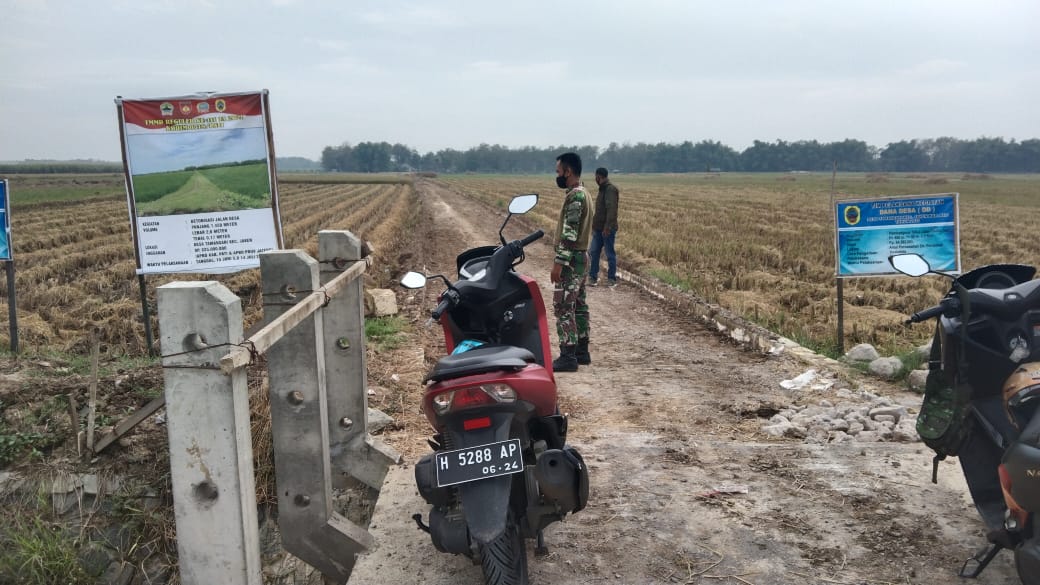 Babinsa Tamansari  Meninjau Lokasi Pengecoran Rabat Beton