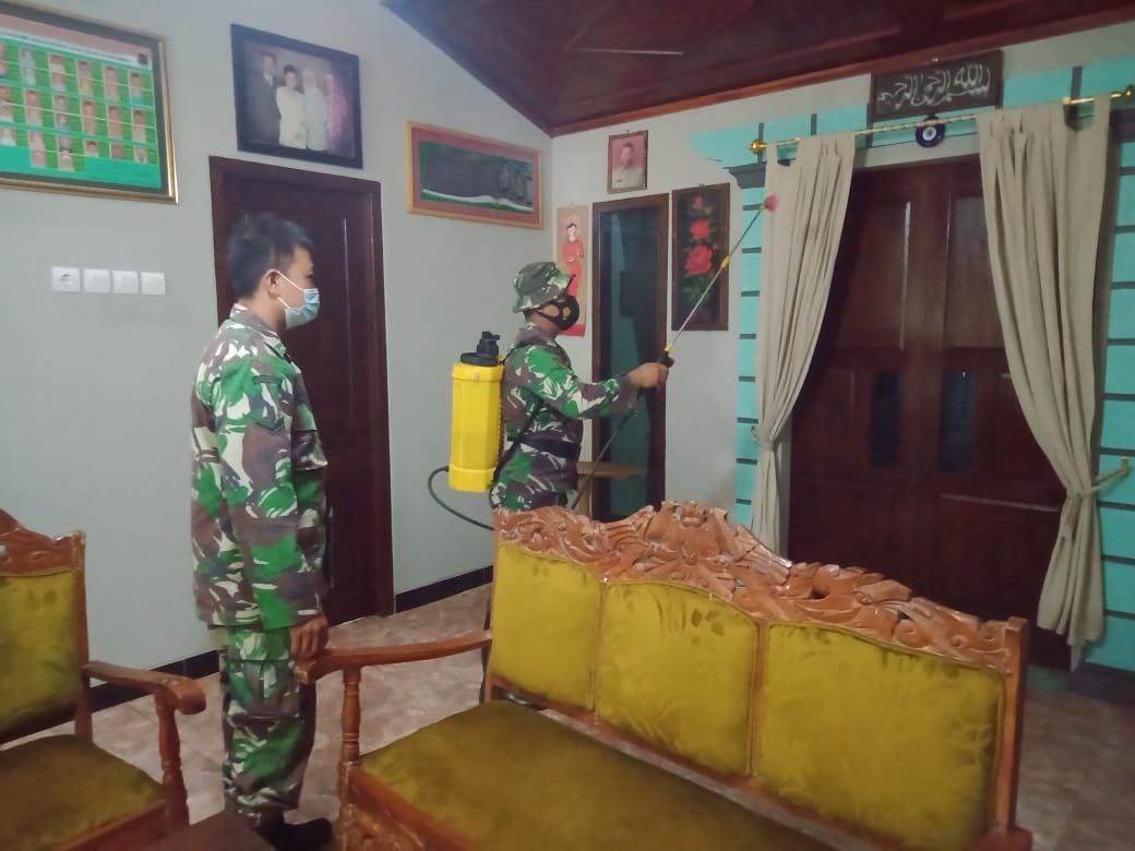 Semprot Disinfektan Agar Warga Tamansari Terhindar Dari Corona Semprot Disinfektan Agar Warga Tamansari Terhindar Dari Corona