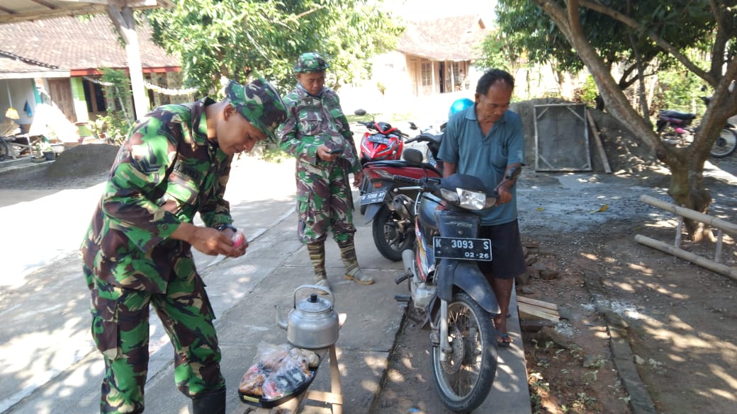 Masyarakat Suguhkan Makanan Ringan Tradisional Masyarakat Suguhkan Makanan Ringan Tradisional