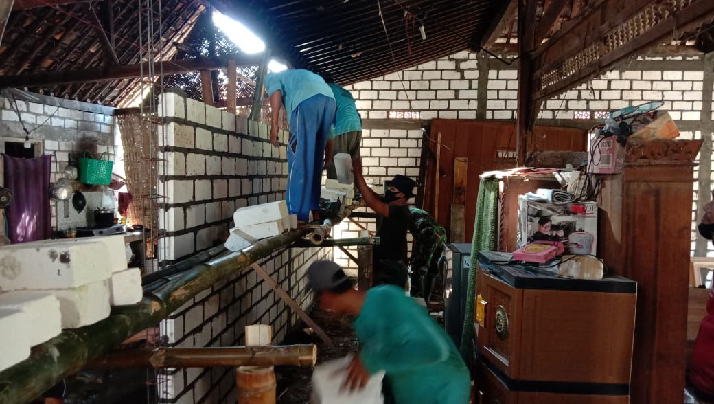 Satgas bersama warga Pasang Bata di RTLH