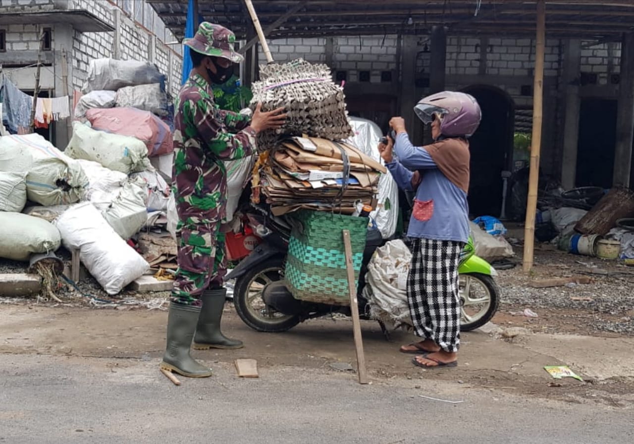 Berburu Rosok Hasilkan Ratusan Ribu Rupiah Sehari