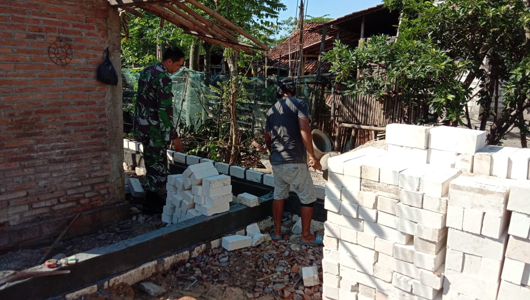 Serda Sukarji Bantu Rehab Rumah Sapari Di Program TMMD Reguler 111 Kodim Pati Serda Sukarji Bantu Rehab Rumah Sapari Di Program TMMD Reguler 111 Kodim Pati