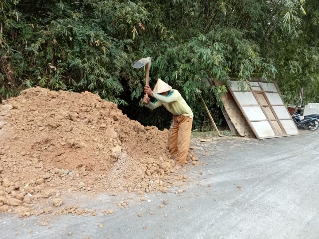 Rehab Rumah Tidak Layak Huni, Tanah Uruk Didatangkan Untuk Timbun Pondasi.