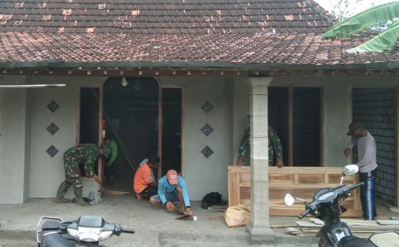 Rumah Ngarji Masuk Tahapan Pasang Pintu Dan Jendela Rumah Ngarji Masuk Tahapan Pasang Pintu Dan Jendela