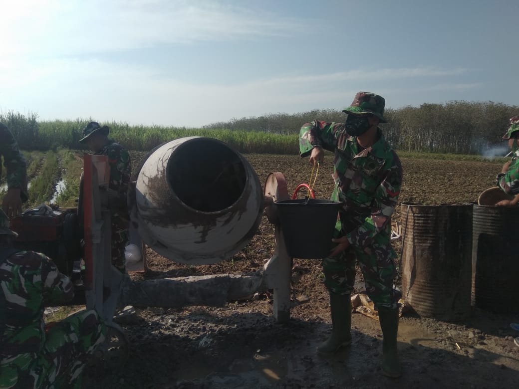 Mesin Molen Jadi Andalan Satgas TMMD 111 Cor Jalan Persawahan.