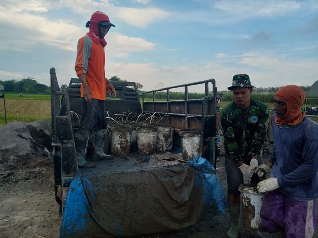 Ember Jadi Teman Setia Warga dan Anggota Satgas TMMD Dalam Pencoran Ember Jadi Teman Setia Warga dan Anggota Satgas TMMD Dalam Pencoran