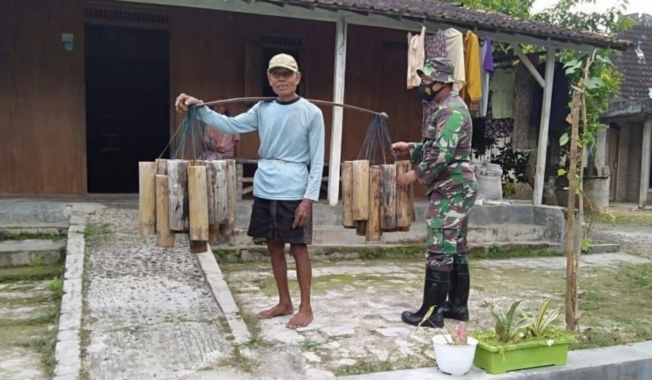 Satgas TMMD 111 Bantu Warga Panen Legen Satgas TMMD 111 Bantu Warga Panen Legen