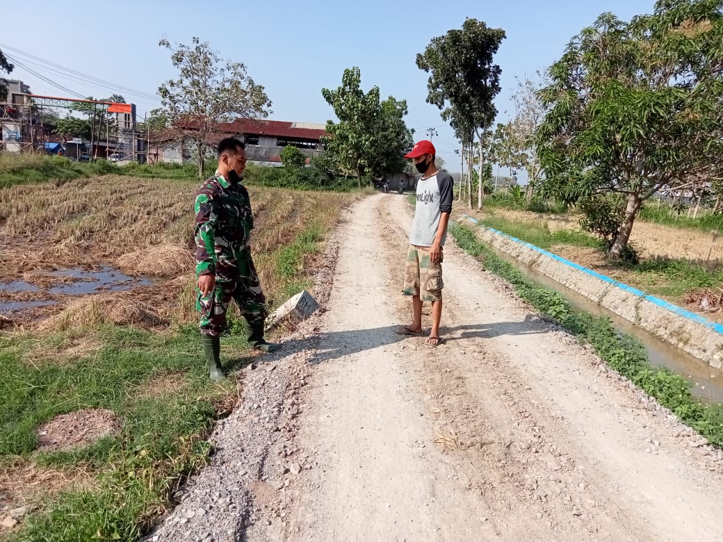 Jalan Bergelombang Diratakan Dengan Material Tanah Padas, Efektifkan Saat Pengecoran. Jalan Bergelombang Diratakan Dengan Material Tanah Padas, Efektifkan Saat Pengecoran.