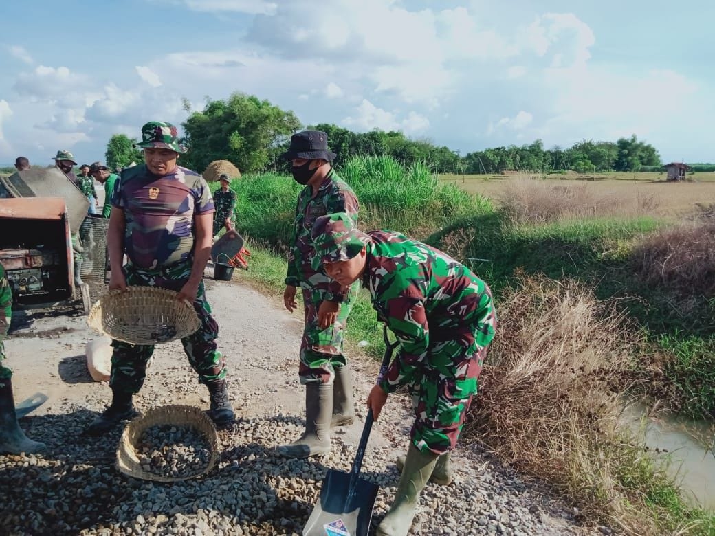 Anggota Satgas TMMD Pindahkan Batu Split Anggota Satgas TMMD Pindahkan Batu Split