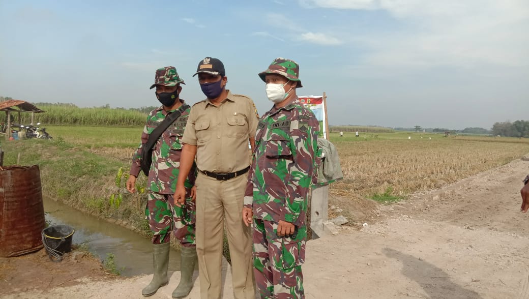 Danramil Jaken dan Kades Tamansari Meninjau Lokasi Pengecoran Jalan