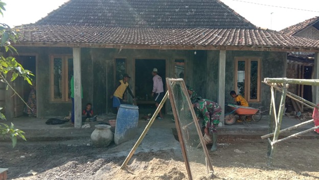 Renovasi capai 80 %, Satgas TMMD Ke-111 Kodim 0718/Pati Terus Kerjakan Pembangunan RTLH Renovasi capai 80 %, Satgas TMMD Ke-111 Kodim 0718/Pati Terus Kerjakan Pembangunan RTLH