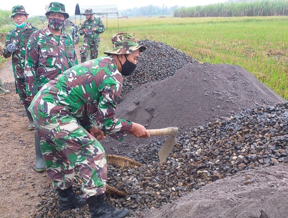 Serda Sutrisno Santap Batu Koral Di Lokasi Pengecoran Jalan Serda Sutrisno Santap Batu Koral Di Lokasi Pengecoran Jalan