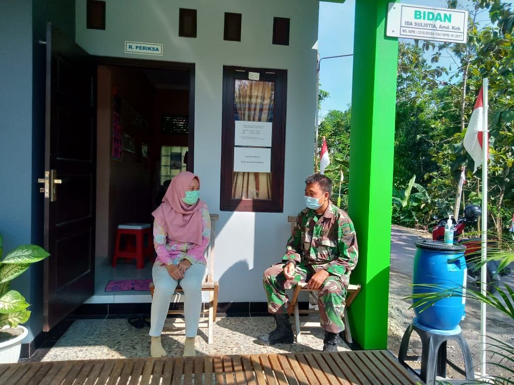 Bidan Desa Menyambut Hangat Kedatangan Anggota TMMD Bidan Desa Menyambut Hangat Kedatangan Anggota TMMD