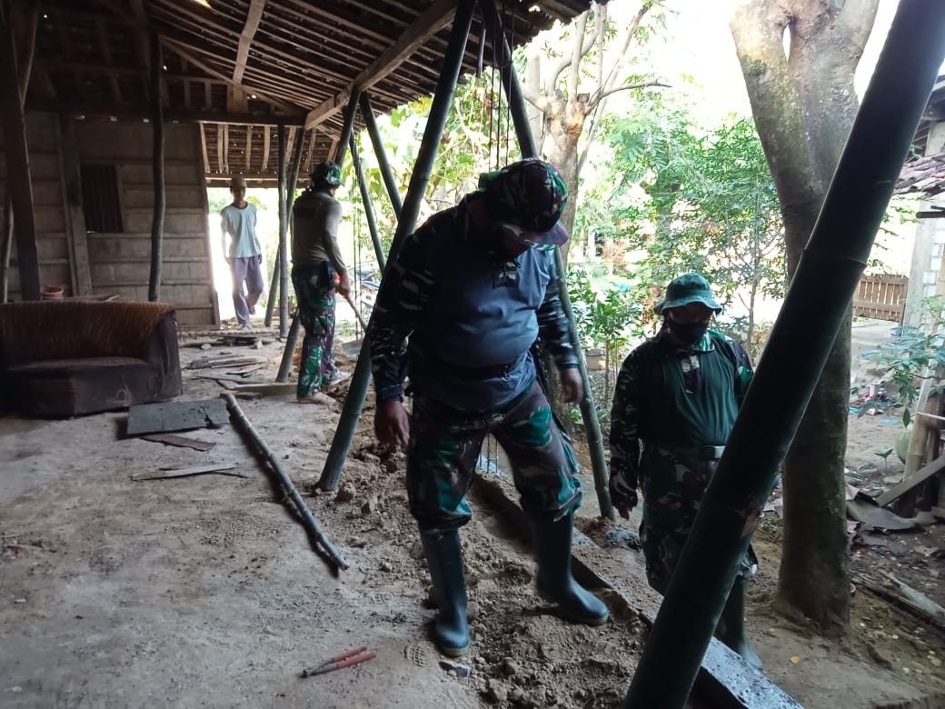 Pasang Penyangga Bambu, Agar Rumah Tidak Roboh Saat Direhab.