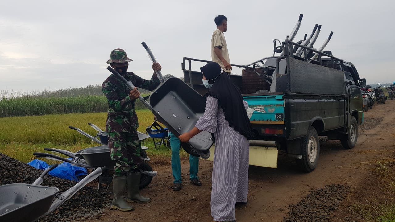 Berikan Tambahan Angkong, Satgas TMMD Percepat Pengecoran jalan betonisasi Berikan Tambahan Angkong, Satgas TMMD Percepat Pengecoran jalan betonisasi