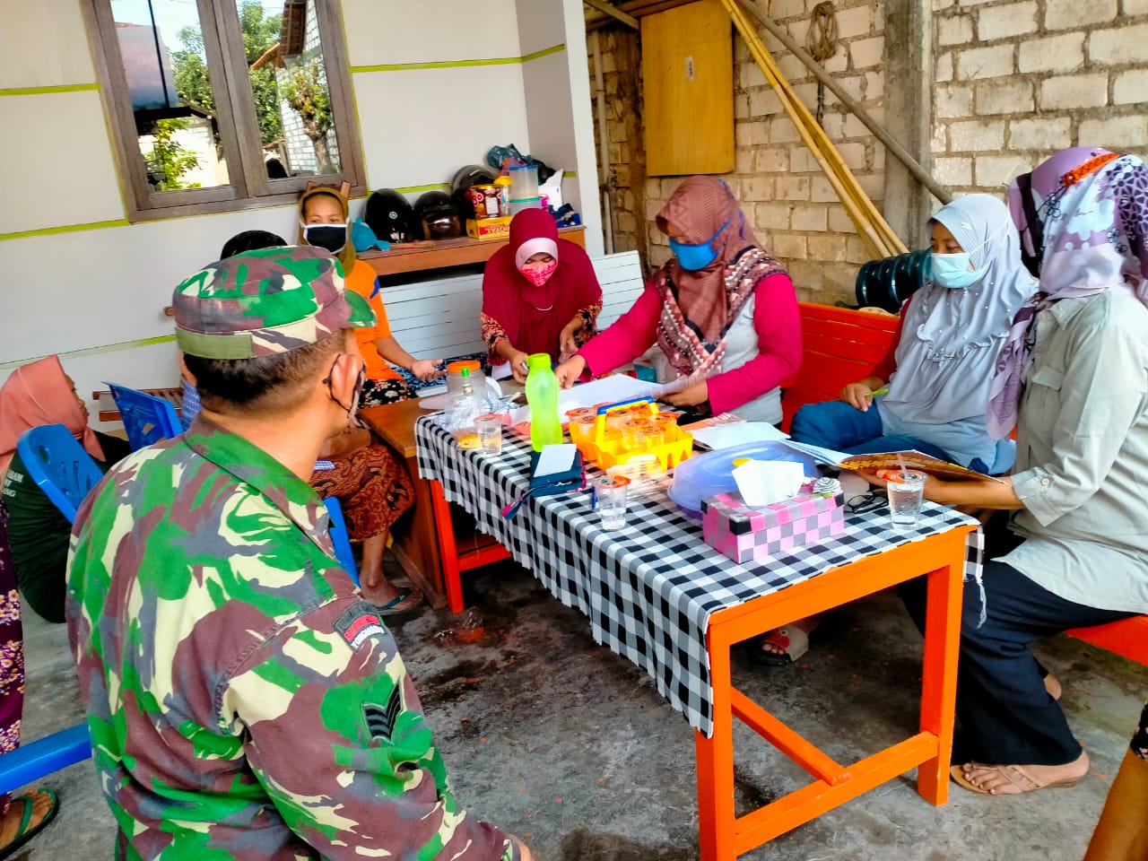 Jalin Silaturahmi dengan Komsos di Lokasi TMMD