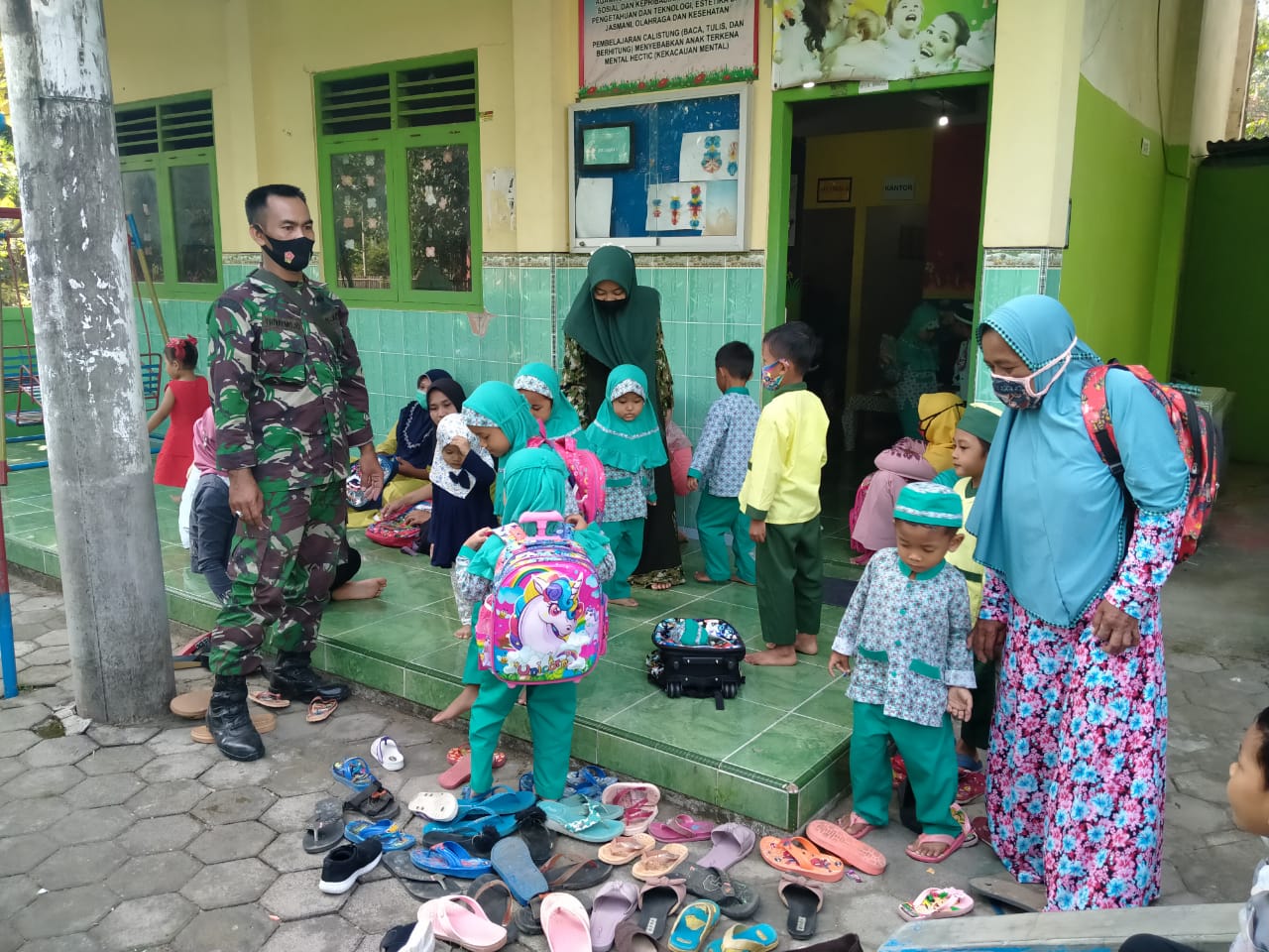 Ibu-Ibu Warga Desa Tamansari Yang Sedang Jemput Anaknya Jadi Sasaran Komsos Satgas TMMD