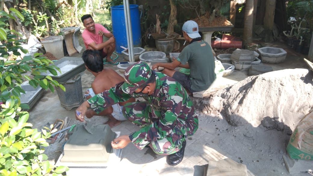 Satgas TMMD Belajar Membuat Pot Bonsay Satgas TMMD Belajar Membuat Pot Bonsay