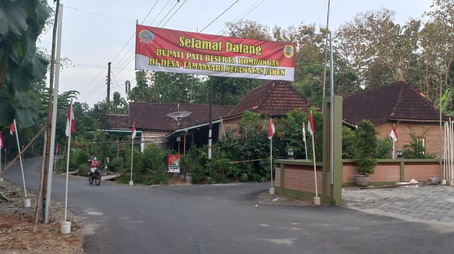 Sambutan Tersurat Masyarakat Tamansari dan TNI di Lokasi TMMD Reguler Pati Sambutan Tersurat Masyarakat Tamansari dan TNI di Lokasi TMMD Reguler Pati