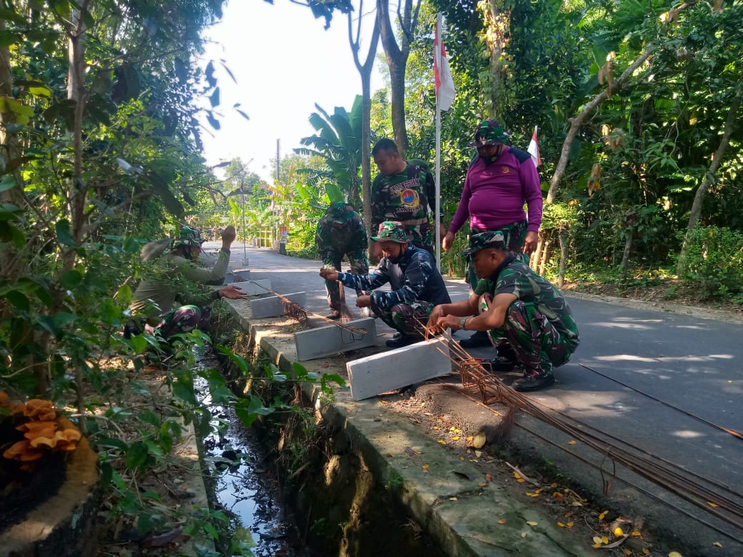 Merangkai Besi Adalah Salah Satu Keahlian serda Jatmiko