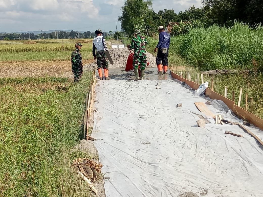 Roskam Alat Tradisional Mampu Menyelesaikan Pembangunan Jalan Rabat Beton