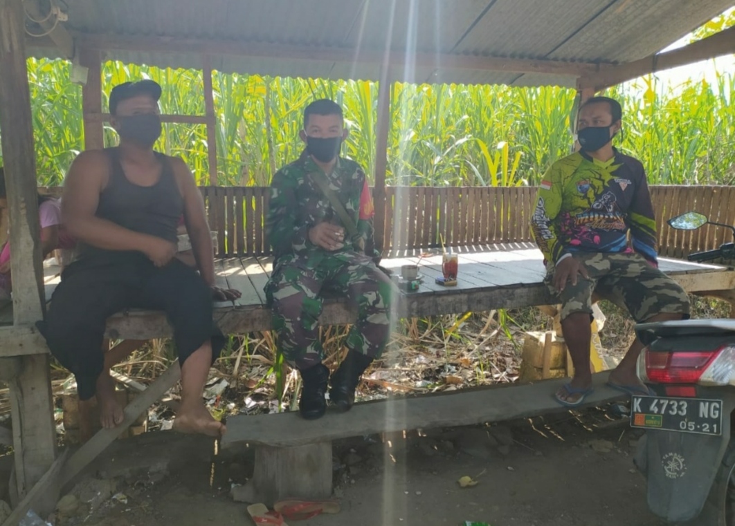 Ngobrol Bareng Warga Ditengah Istiharat satgas TMMD Ngobrol Bareng Warga Ditengah Istiharat satgas TMMD