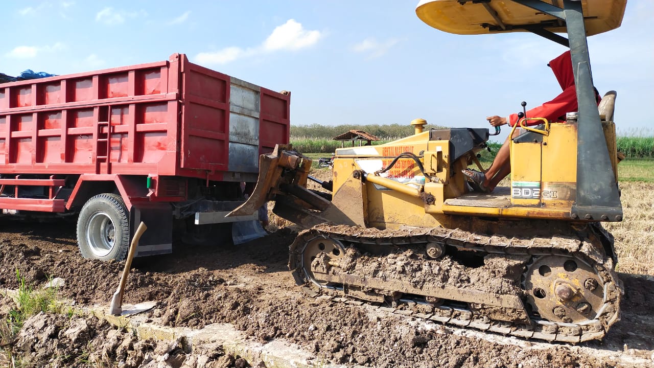 Setia Kawan, Melihat Truk Matrial Terperosok, Loader Siap Dorong Dari Belakang