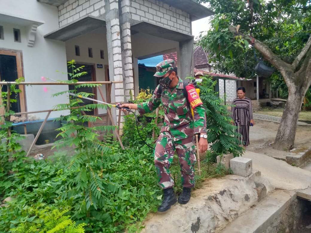 Anggota Satgas TMMD Kodim Pati Lakukan Sterilisasi Penginapan Satgas TMMD