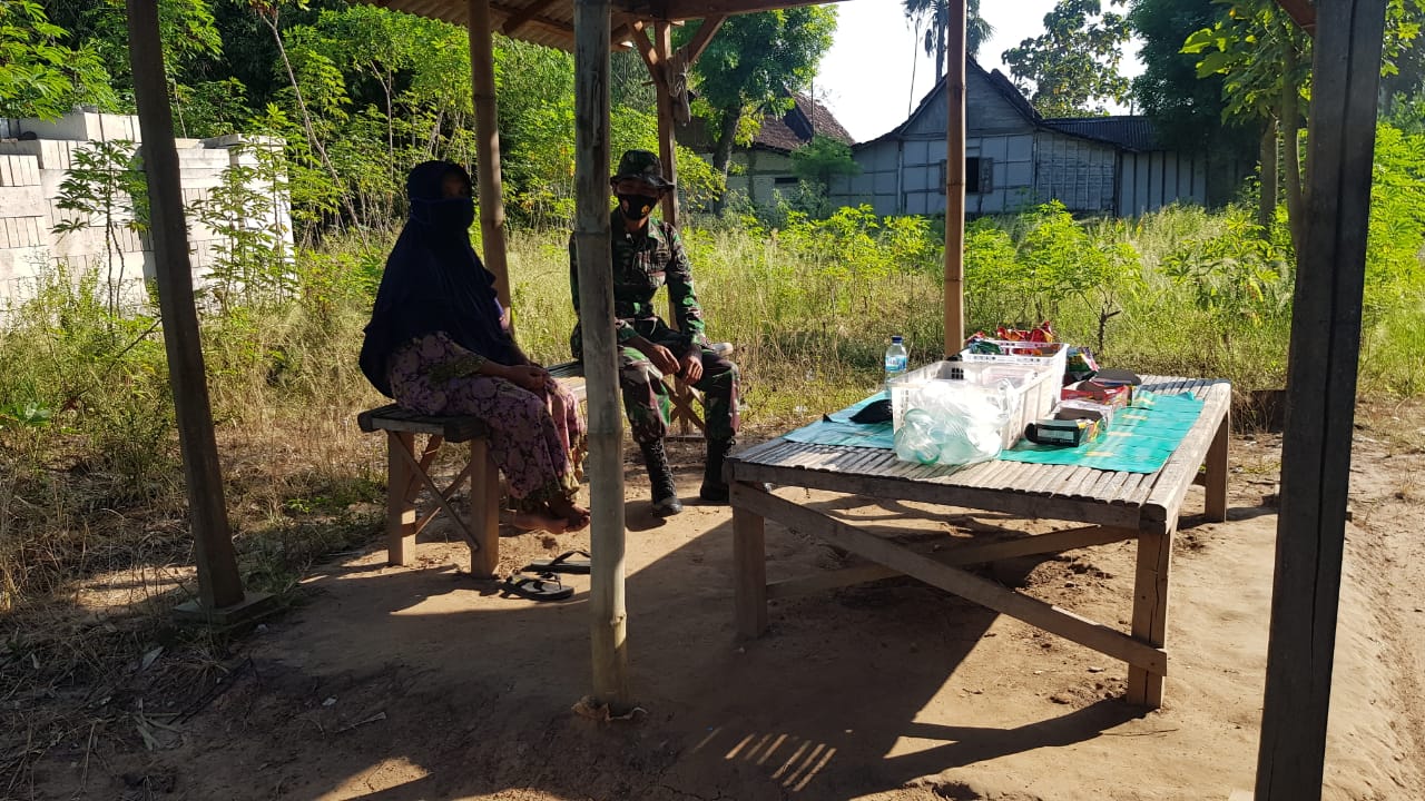 Anggota Satgas TMMD Komsos Dengan Mbah Sarti Penjual Snack