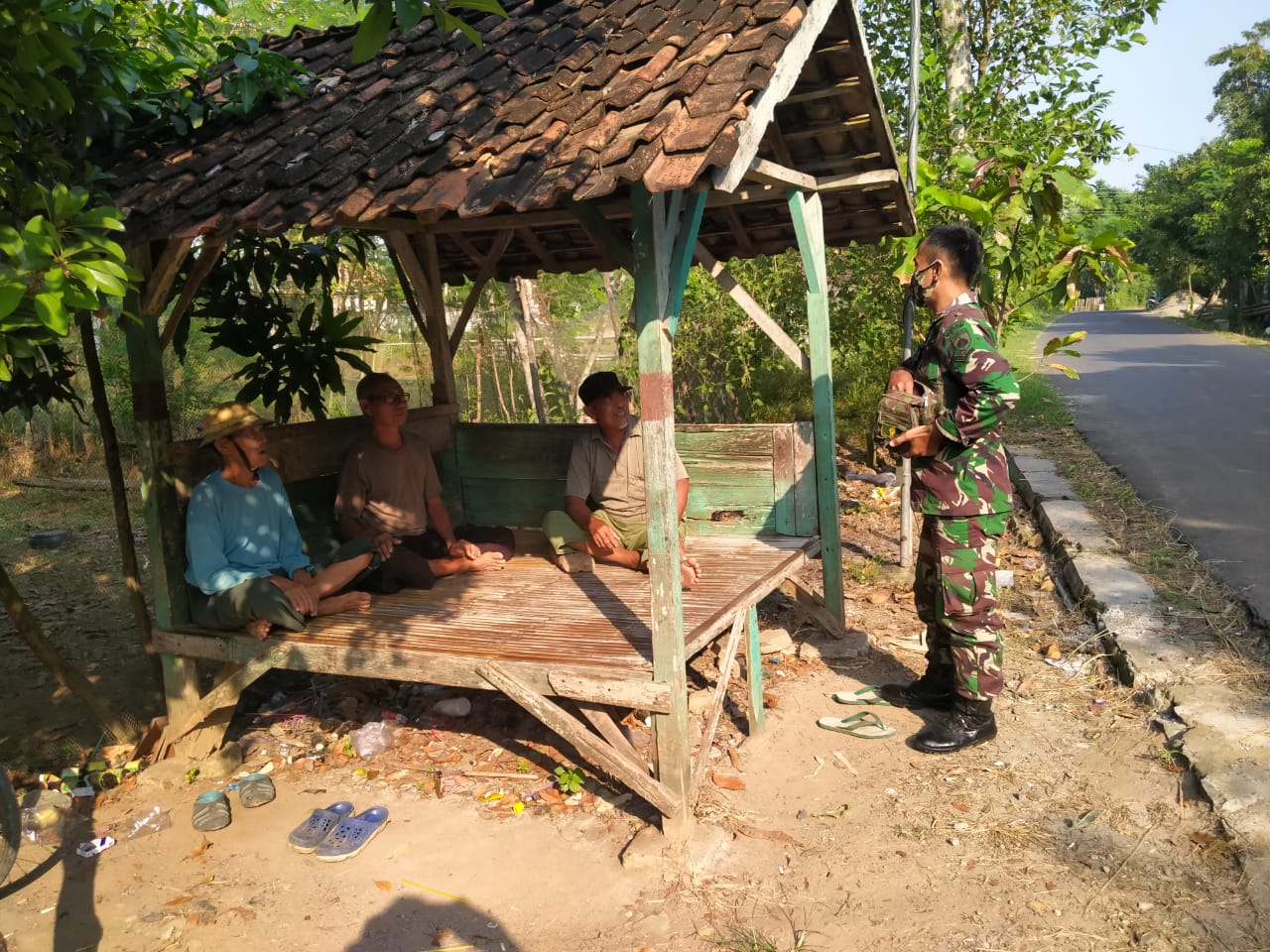 Pandemi Belum Usai, Kodim 0718/Pati Disela kegiatan TMMD Tetap Suarakan Protokol Kesehatan Kepada Warga Desa Tamansari Pandemi Belum Usai, Kodim 0718/Pati Disela kegiatan TMMD Tetap Suarakan Protokol Kesehatan Kepada Warga Desa Tamansari
